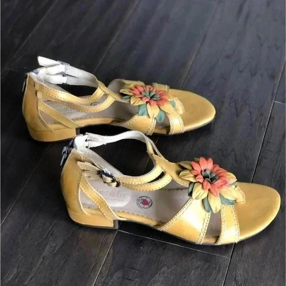 Bussola Leather Strappy Sandal,Flower design, Back Zip Close,buckle,Comfort sole - Picture 3 of 5